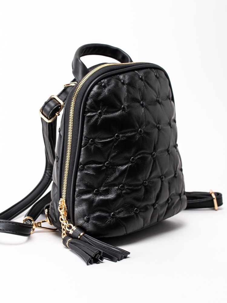 Ulrika Design Black – Svart liten ryggsäck i syntet ULRIKA DESIGN Ryggsäck |