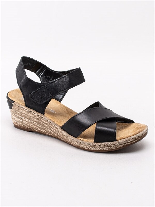 Rieker 62443 00 Black Svarta sandaletter med kilklack Rieker 62443 00 Sandaletter