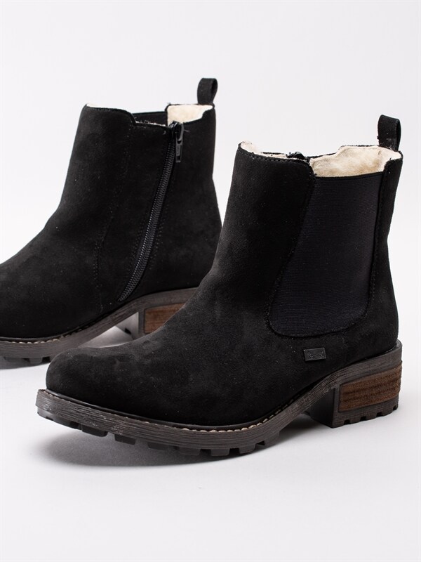 Rieker Y0472 00 Black Svarta ullfodrade kängor med resår Rieker Black – Svarta fodrade boots i skinn Damskor