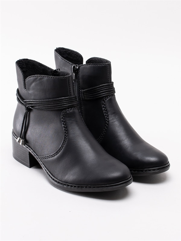 Rieker 77658 00 Black Svarta boots med snöre runt vrist Rieker 77658 00 Black Svarta boots med snöre runt vrist