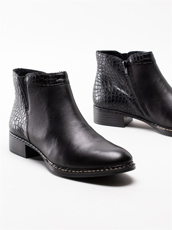 Rieker 73484 00 Black Svarta boots med reptilmönstrat Rieker Black – Svarta fodrade boots i skinn Damskor