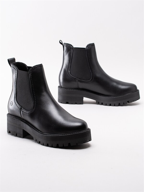 Tamaris 25445 23 Svarta platåboots med grov sula Tamaris 25445 23 Svarta platåboots med grov sula