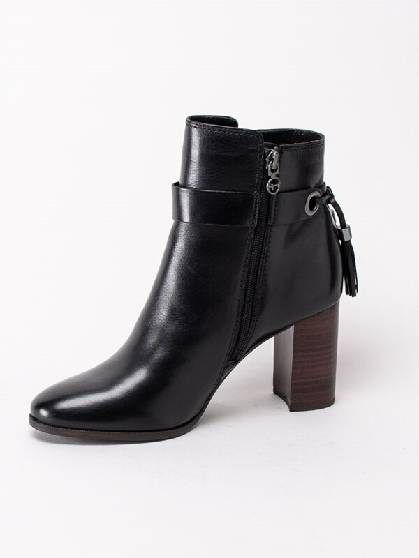 Tamaris 1 25359 25 003 Black – Svarta korta stövlar i skinn Tamaris 1 25359 25 003 Black – Svarta korta stövlar i skinn