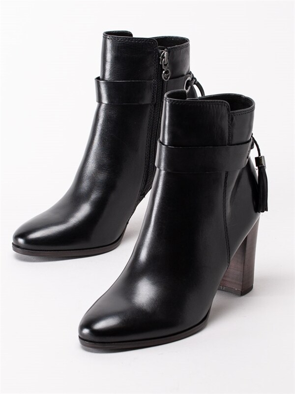 Tamaris 1 25359 25 003 Black – Svarta korta stövlar i skinn Tamaris 1 25359 25 003 Black – Svarta korta stövlar i skinn