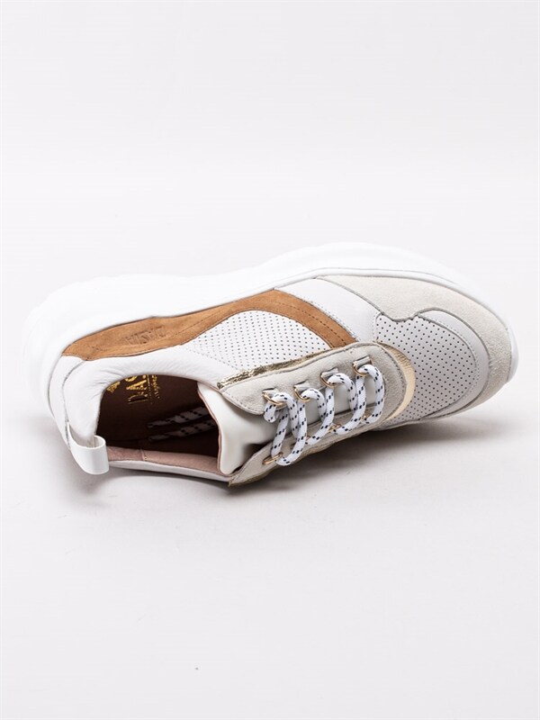 Dasia June Multi White Vita chunky sneakers med gulddetalj Dasia June Multi White Vita chunky sneakers med gulddetalj