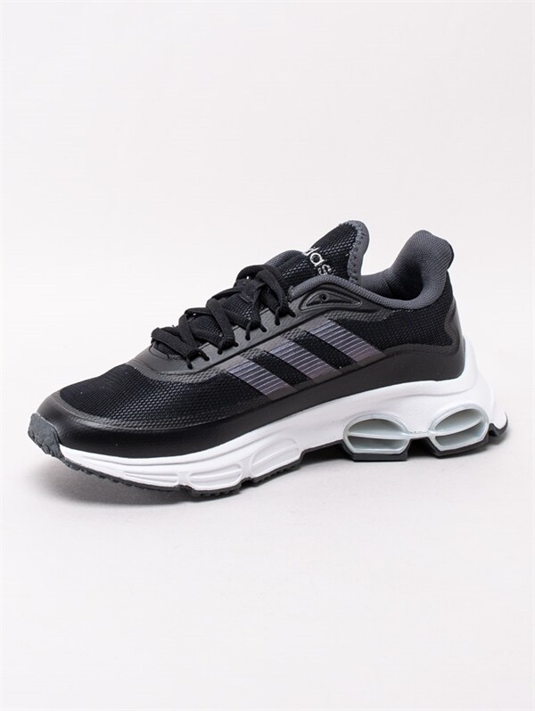 Adidas Quadcube Core Black – Svarta sneakers med grå stripes och vit sula Damskor | Skoman.se Adidas Quadcube Core Black – Svarta sneakers med grå stripes och vit sula Damskor | Skoman.se