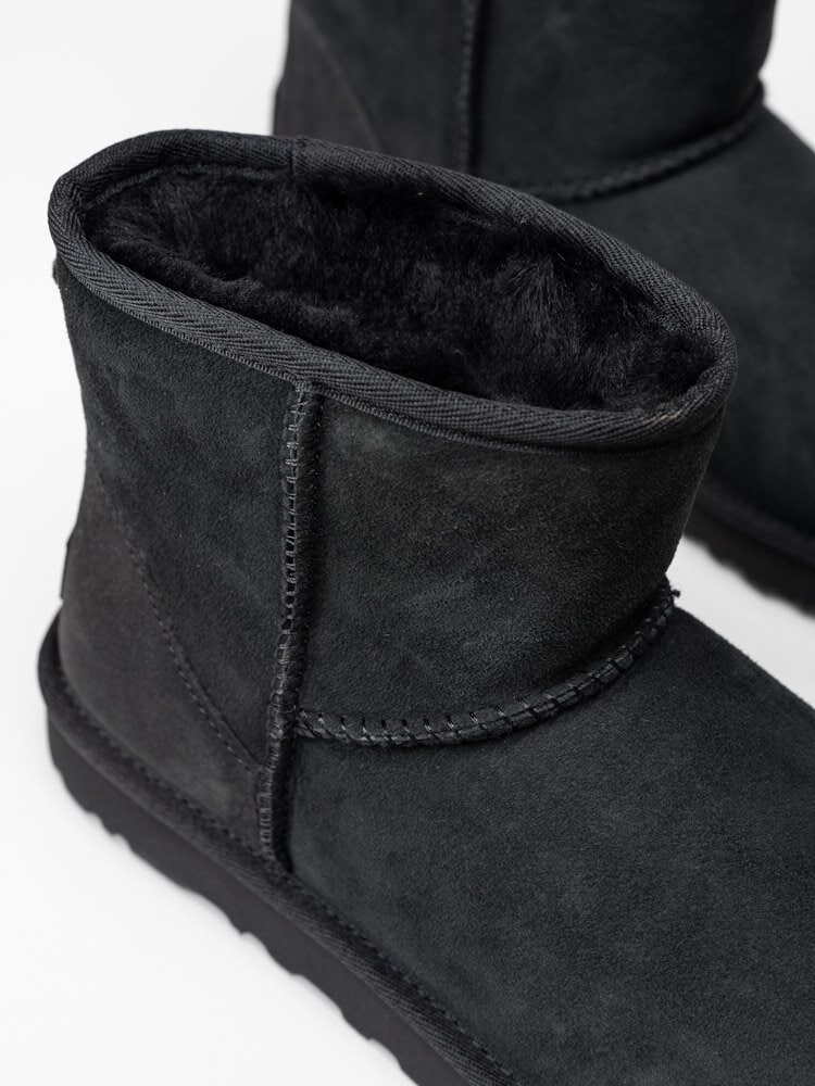 UGG - W Classic Mini II - Svarta fårskinnsfodrade vinterboots i mocka