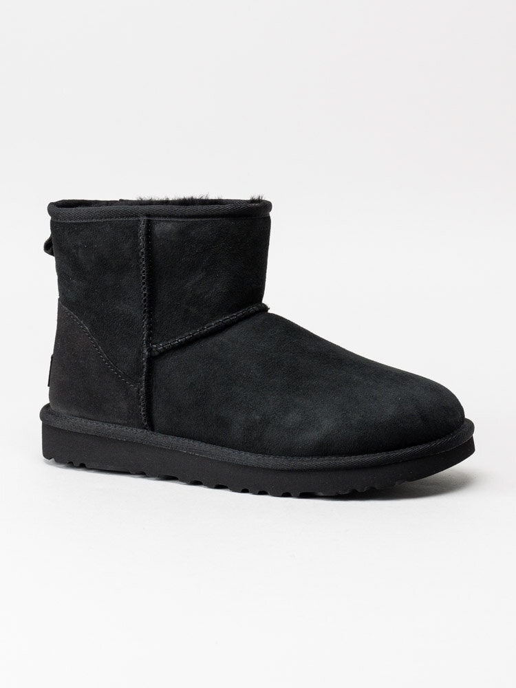 UGG - W Classic Mini II - Svarta fårskinnsfodrade vinterboots i mocka