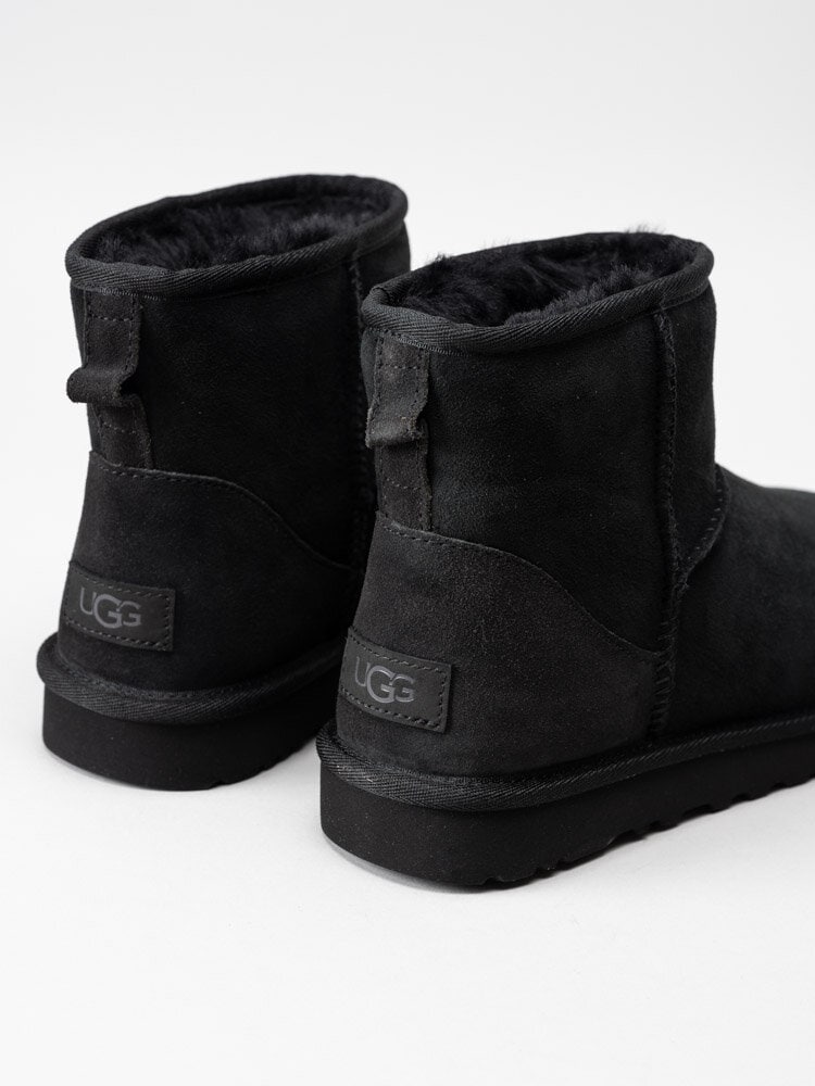 UGG - W Classic Mini II - Svarta fårskinnsfodrade vinterboots i mocka