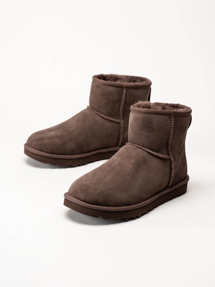 UGG - W Classic Mini II - Bruna fårskinnsfodrade vinterboots i mocka