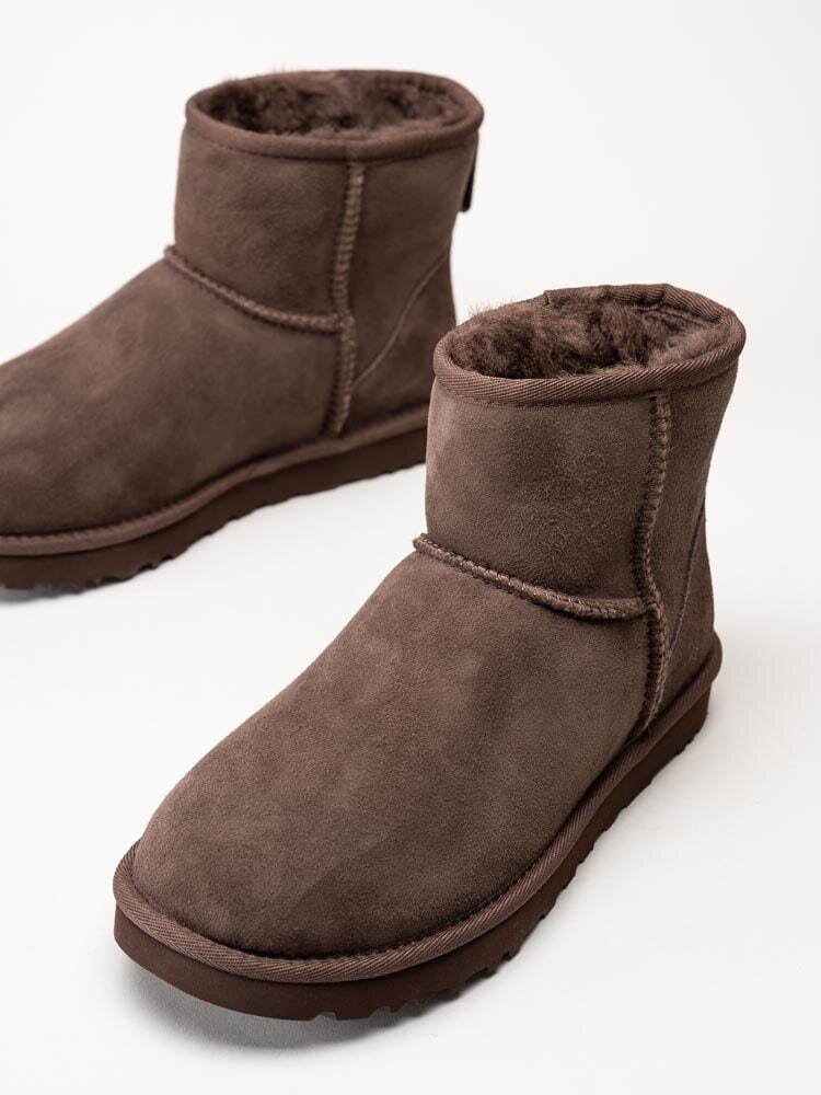 UGG - W Classic Mini II - Bruna fårskinnsfodrade vinterboots i mocka