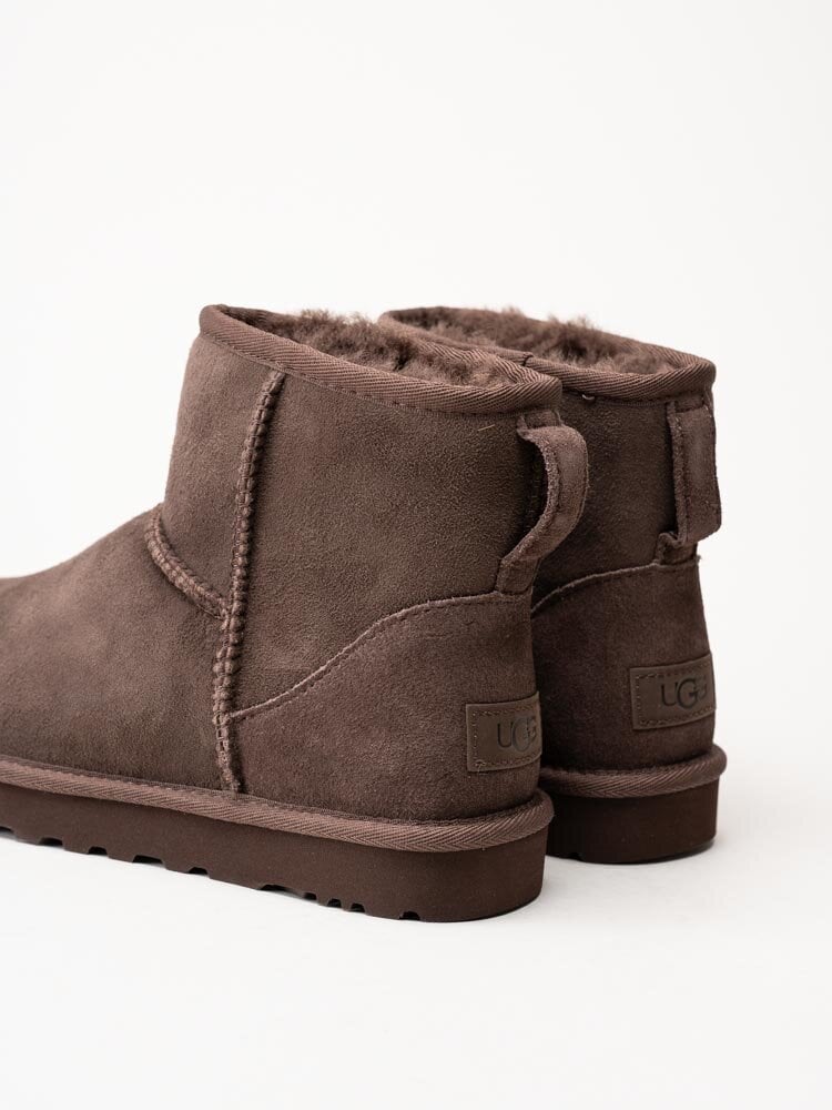 UGG - W Classic Mini II - Bruna fårskinnsfodrade vinterboots i mocka