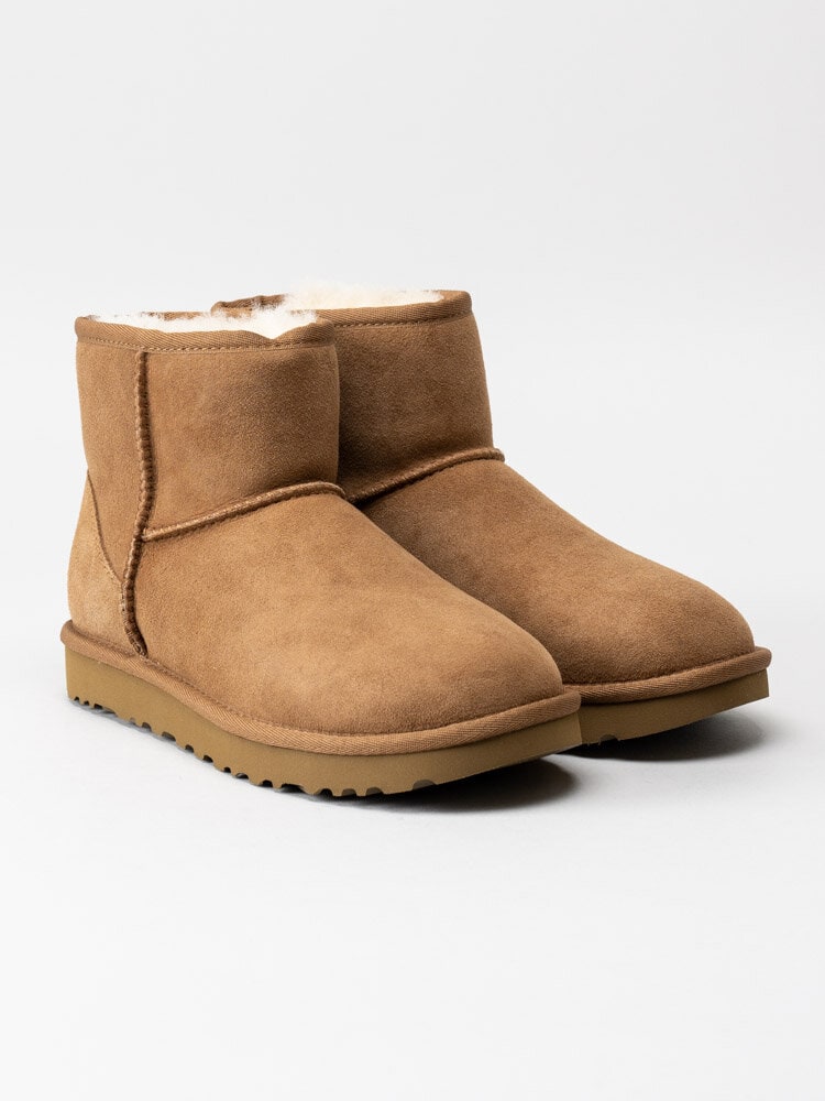 UGG - W Classic Mini II - Ljusbruna fårskinnsfodrade vinterboots i mocka