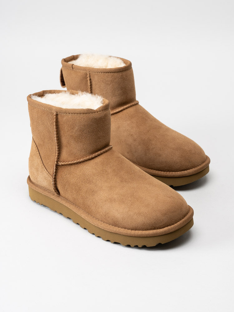 UGG - W Classic Mini II - Ljusbruna fårskinnsfodrade vinterboots i mocka