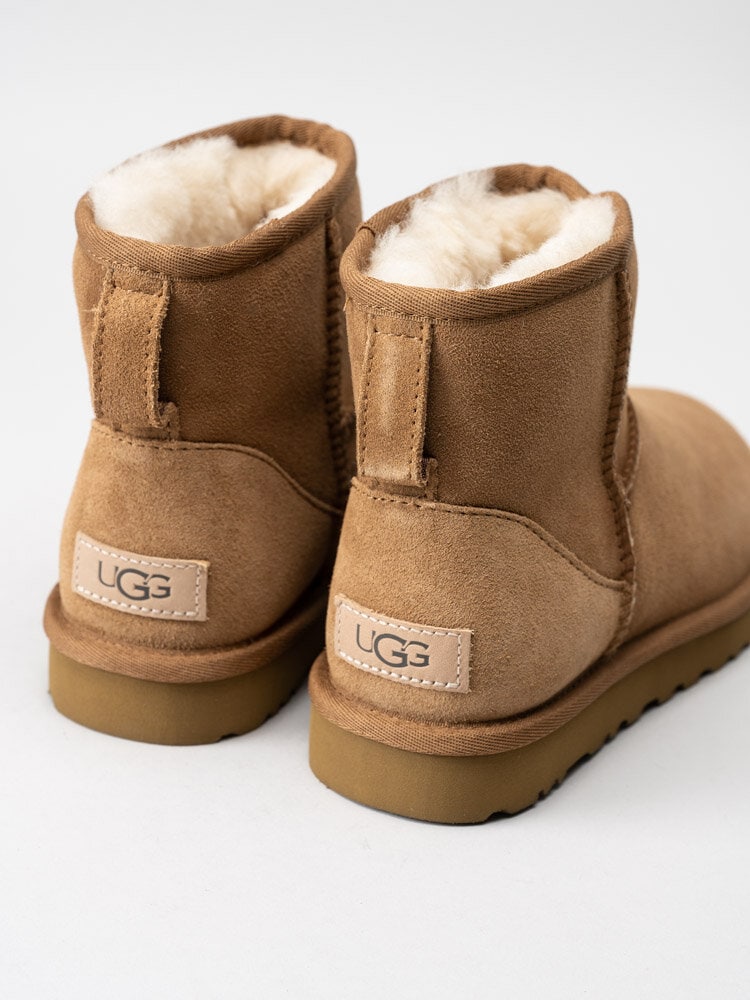 UGG - W Classic Mini II - Ljusbruna fårskinnsfodrade vinterboots i mocka