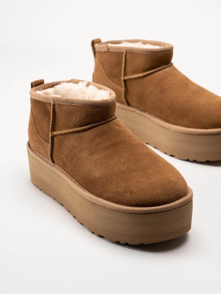 UGG - Classic Ultra Mini Platform - Ljusbruna låga platåboots i mocka