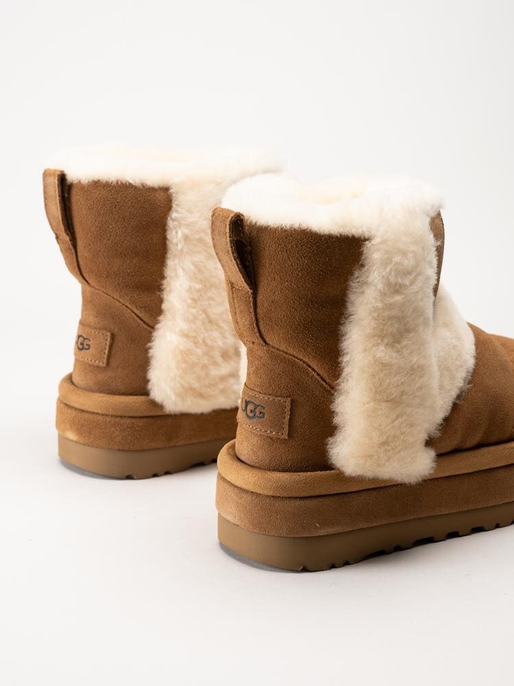 UGG - W Classic Chillapeak - Ljusbruna fodrade platåboots i mocka