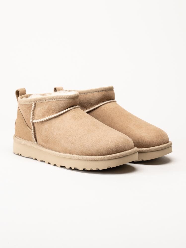 UGG - W Classic Ultra Mini - Beige ullfodrade vinterboots i mocka