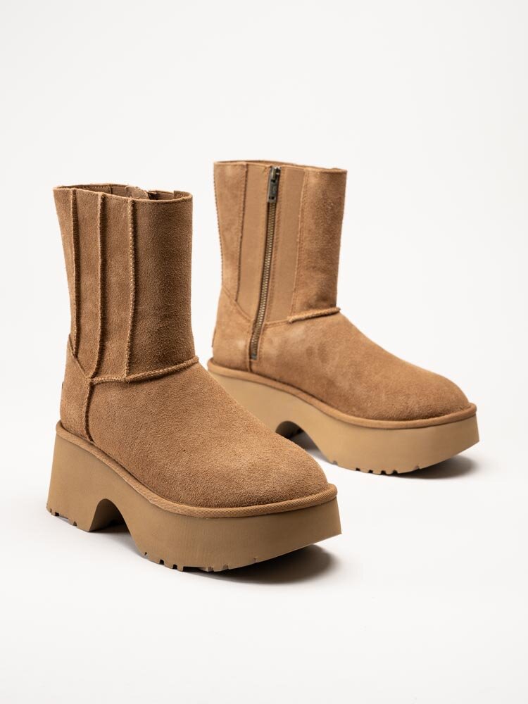 UGG - W Classic Twin Seam New Hights - Ljusbruna platåboots i mocka