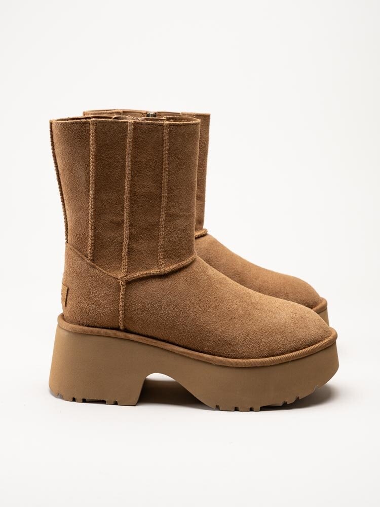 UGG - W Classic Twin Seam New Hights - Ljusbruna platåboots i mocka