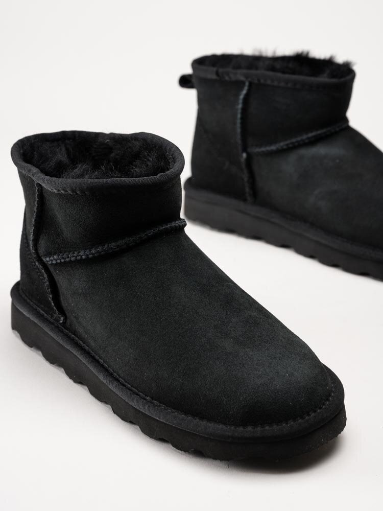 Rugged Gear - Bondi Mini LUXE - Svarta fårskinnsfodrade boots i mocka