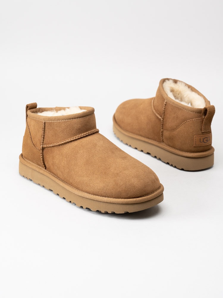 UGG - W Classic Ultra Mini - Ljusbruna ullfodrade vinterboots i mocka