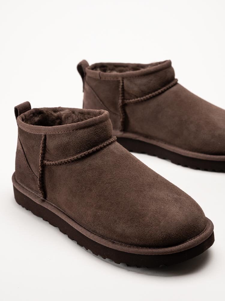 UGG - W Classic Ultra Mini - Mörkbruna ullfodrade boots i mocka