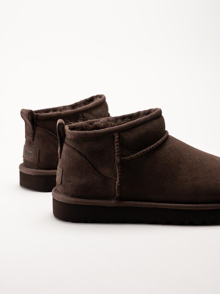 UGG - W Classic Ultra Mini - Mörkbruna ullfodrade boots i mocka