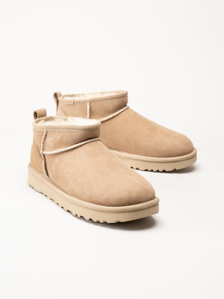 UGG - W Classic Ultra Mini - Beige ullfodrade vinterboots i mocka