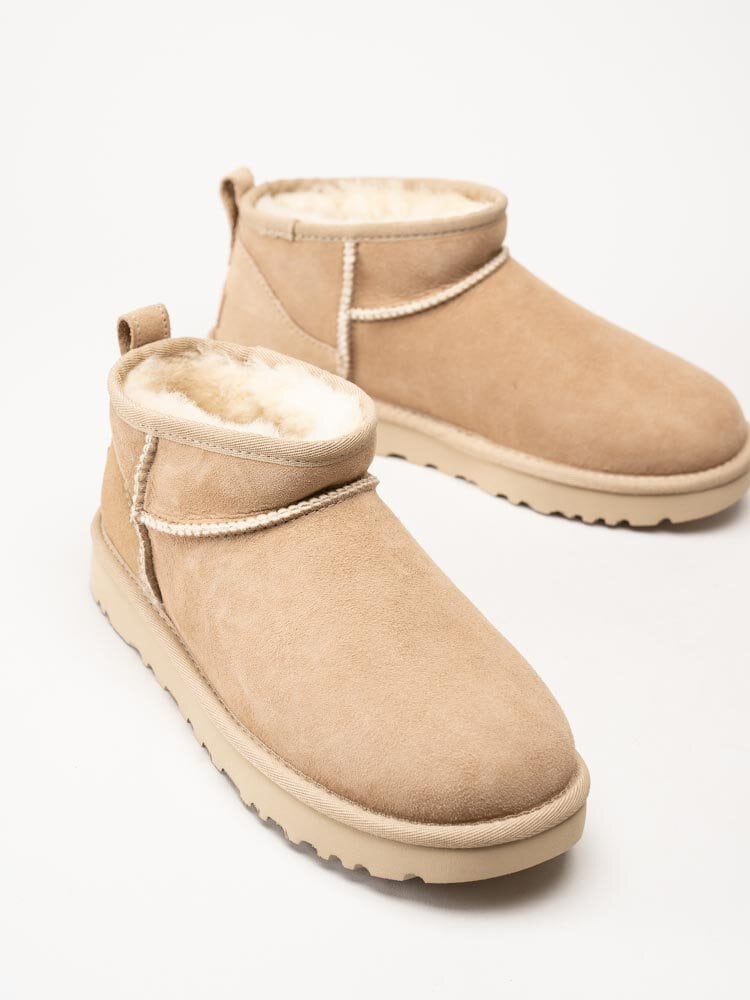 UGG - W Classic Ultra Mini - Beige ullfodrade vinterboots i mocka