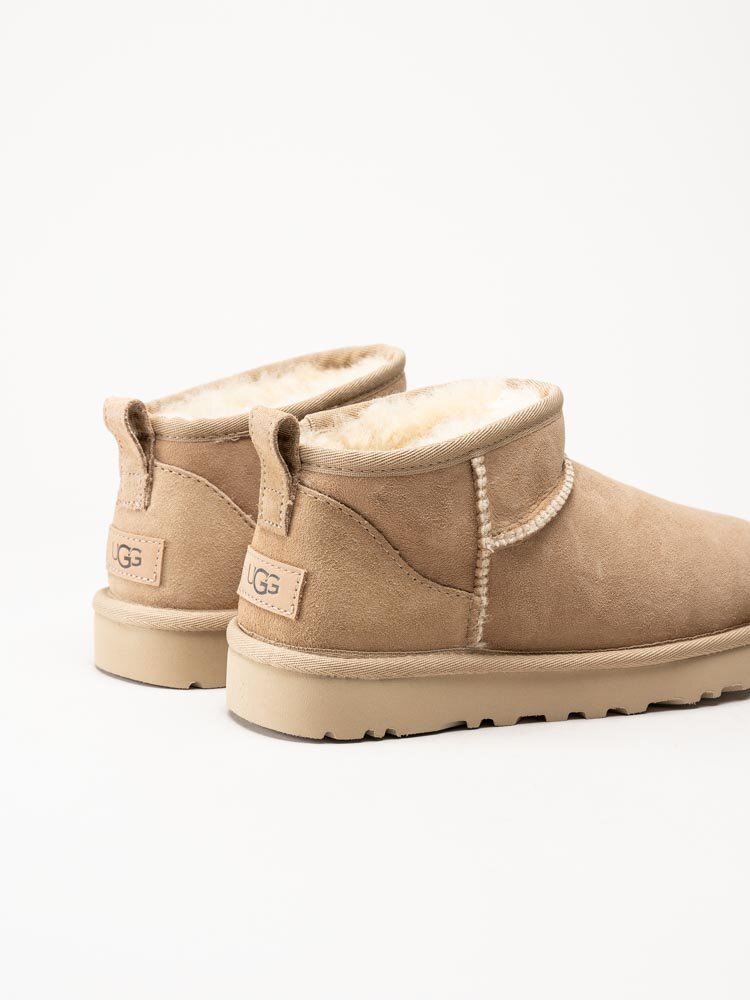 UGG - W Classic Ultra Mini - Beige ullfodrade vinterboots i mocka