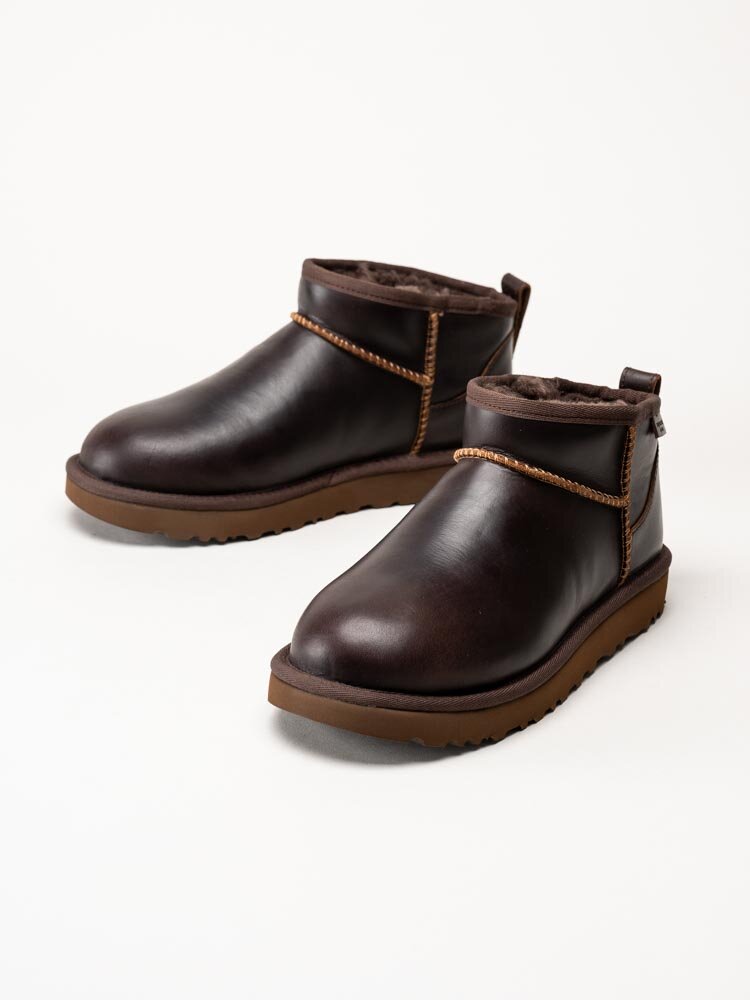 UGG - Classic Ultra Mini LTHR Regen - Bruna låga ullfodrade boots