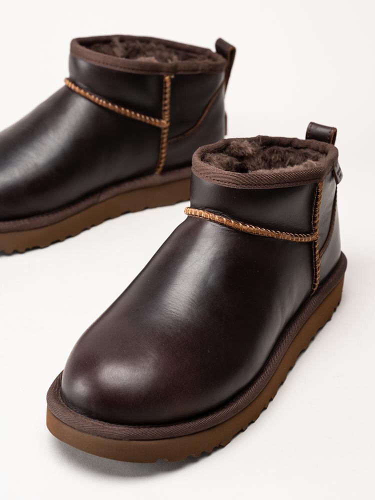 UGG - Classic Ultra Mini LTHR Regen - Bruna låga ullfodrade boots