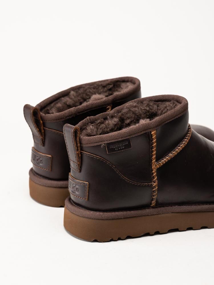 UGG - Classic Ultra Mini LTHR Regen - Bruna låga ullfodrade boots