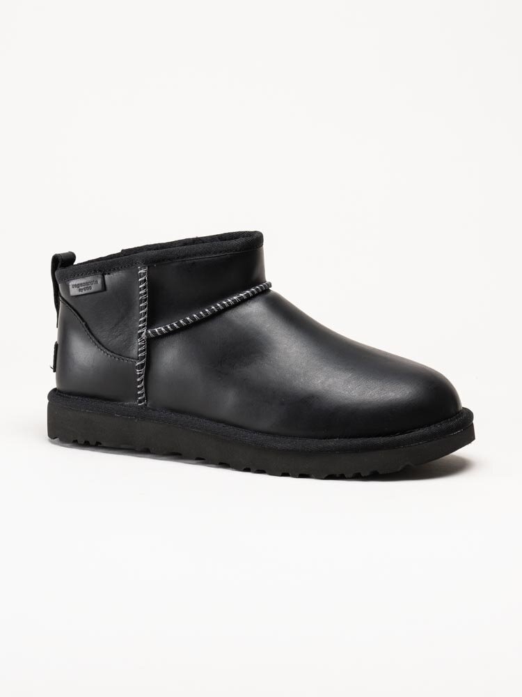 UGG - Classic Ultra Mini LTHR Regen - Svarta låga ullfodrade boots