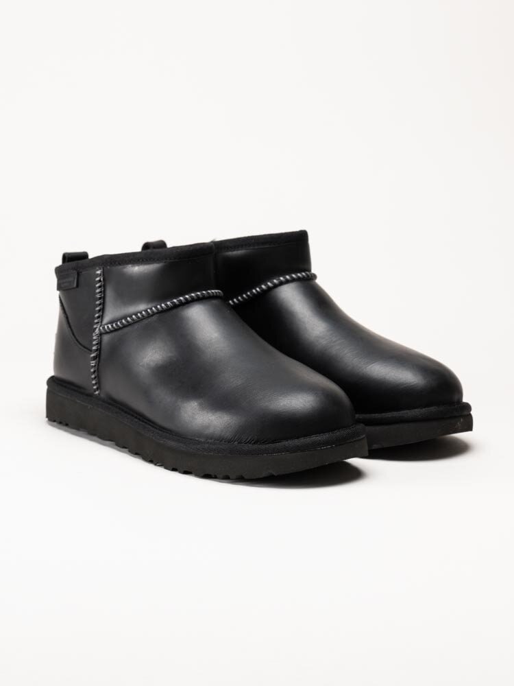 UGG - Classic Ultra Mini LTHR Regen - Svarta låga ullfodrade boots