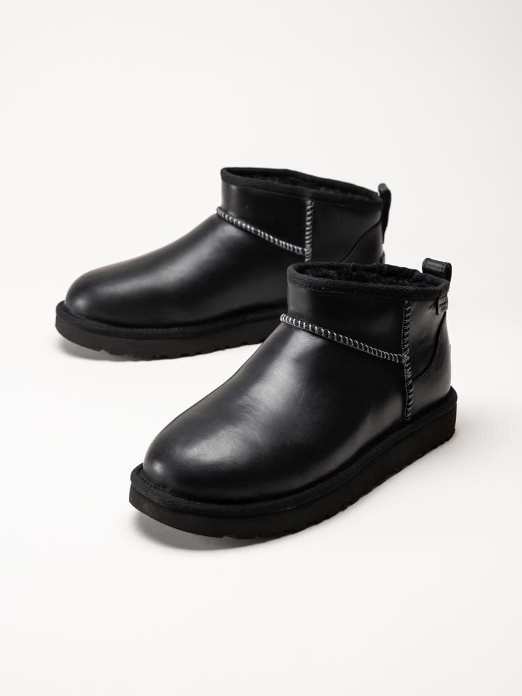 UGG - Classic Ultra Mini LTHR Regen - Svarta låga ullfodrade boots