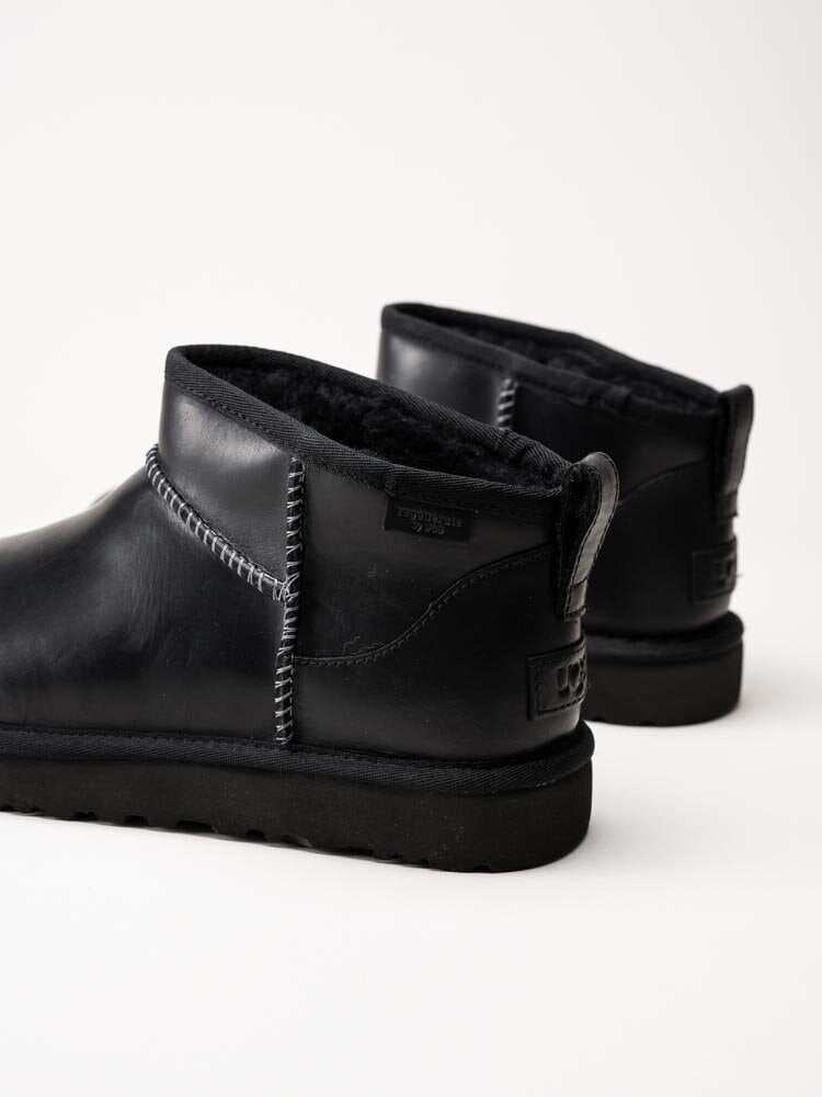 UGG - Classic Ultra Mini LTHR Regen - Svarta låga ullfodrade boots