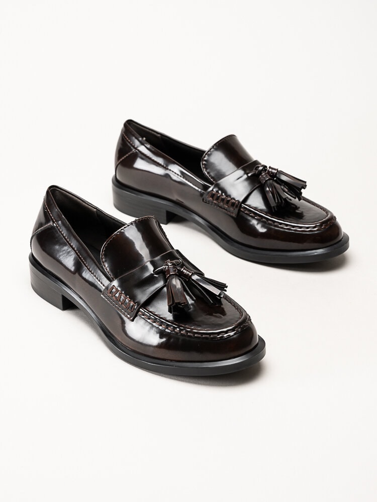 Tamaris - Mörkbruna loafers i lack