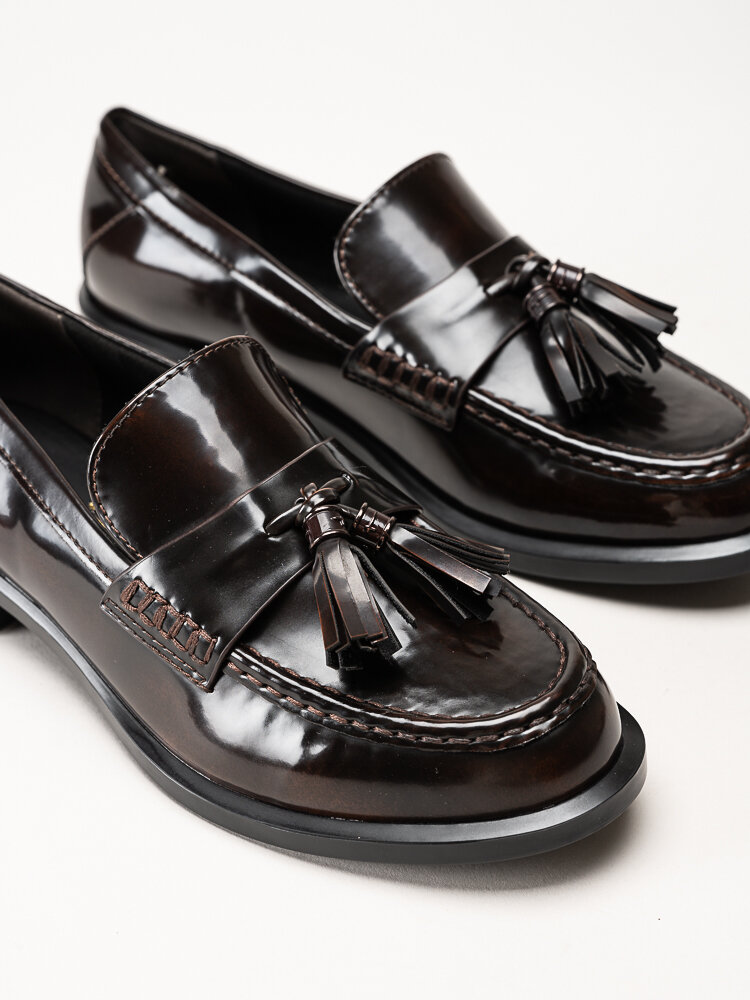 Tamaris - Mörkbruna loafers i lack