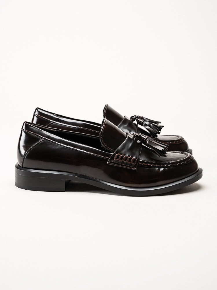 Tamaris - Mörkbruna loafers i lack