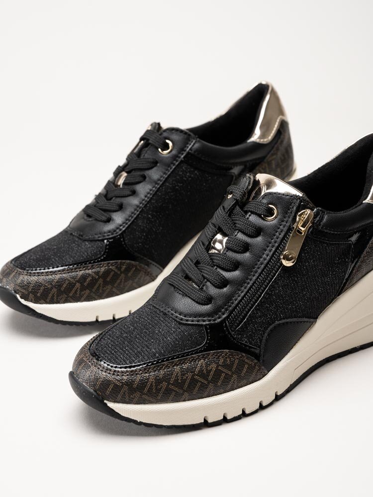 Marco Tozzi - Svarta kilklackade sneakers