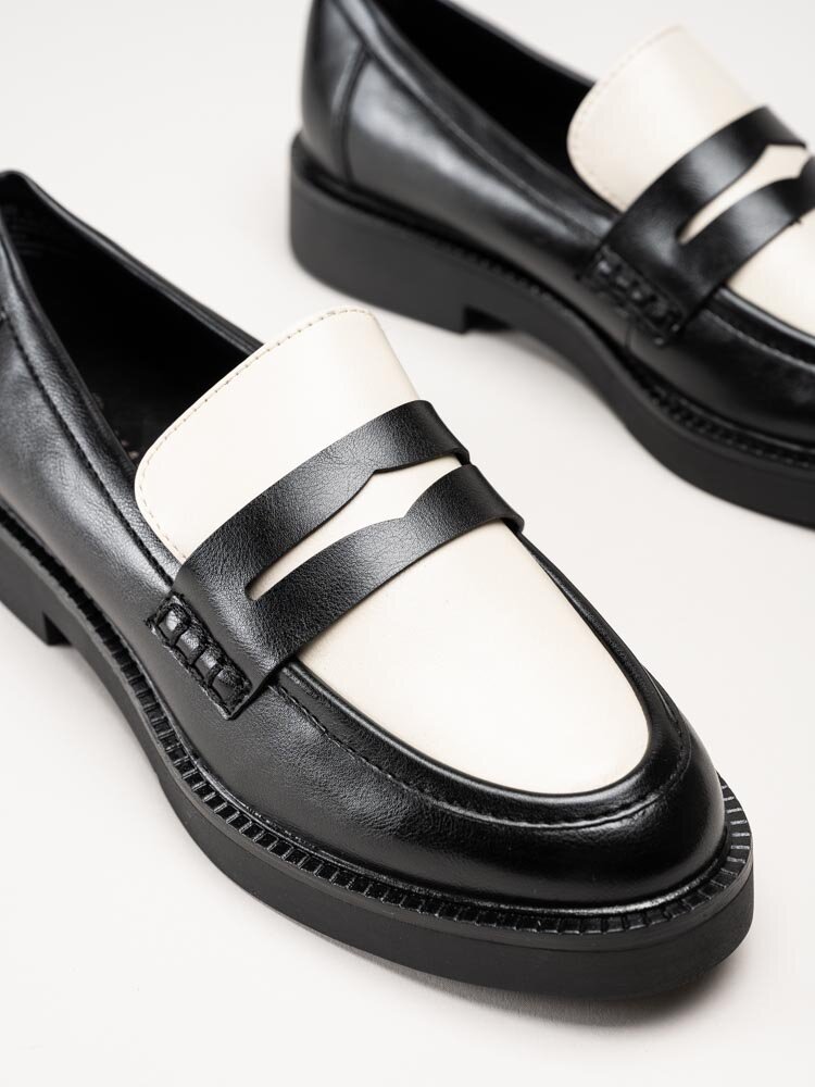 Marco Tozzi - Svartvita pennyloafers i skinnimitaiton