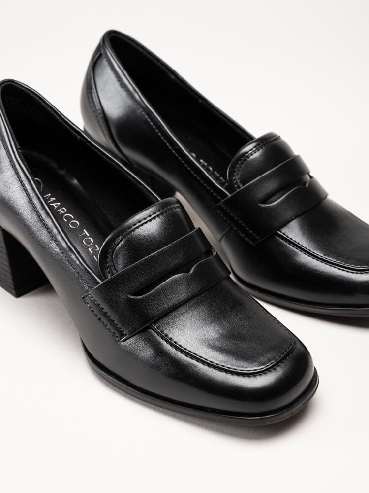 Marco Tozzi - Svarta klackloafers i skinnimitation