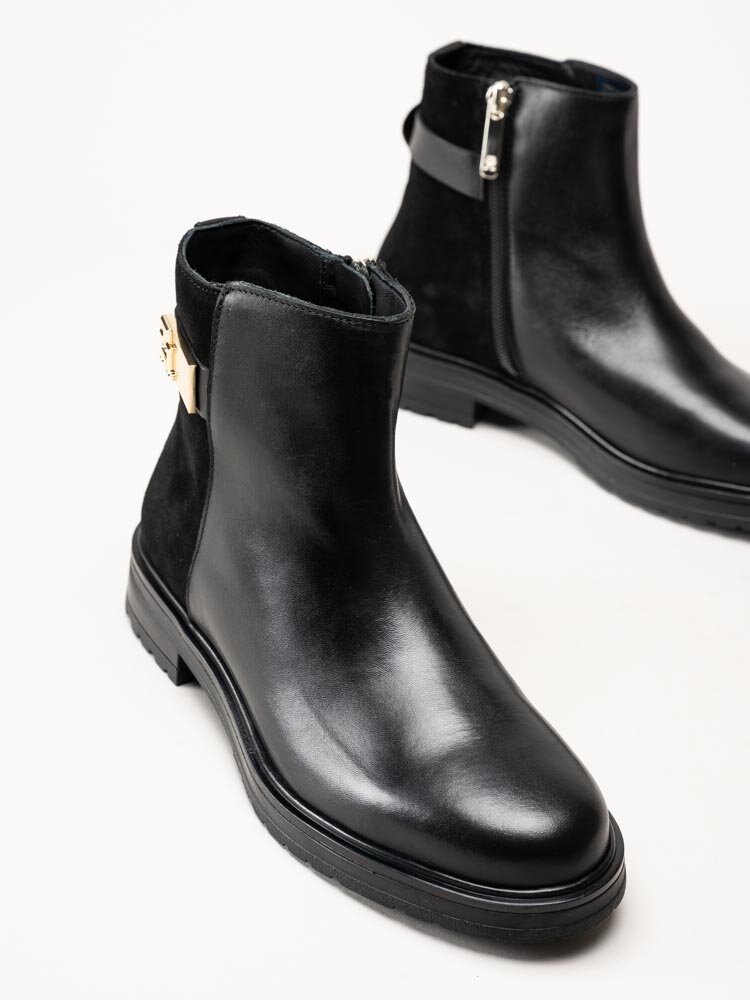 Tommy Hilfiger - Astrid 13C - Svarta boots i skinn och mocka