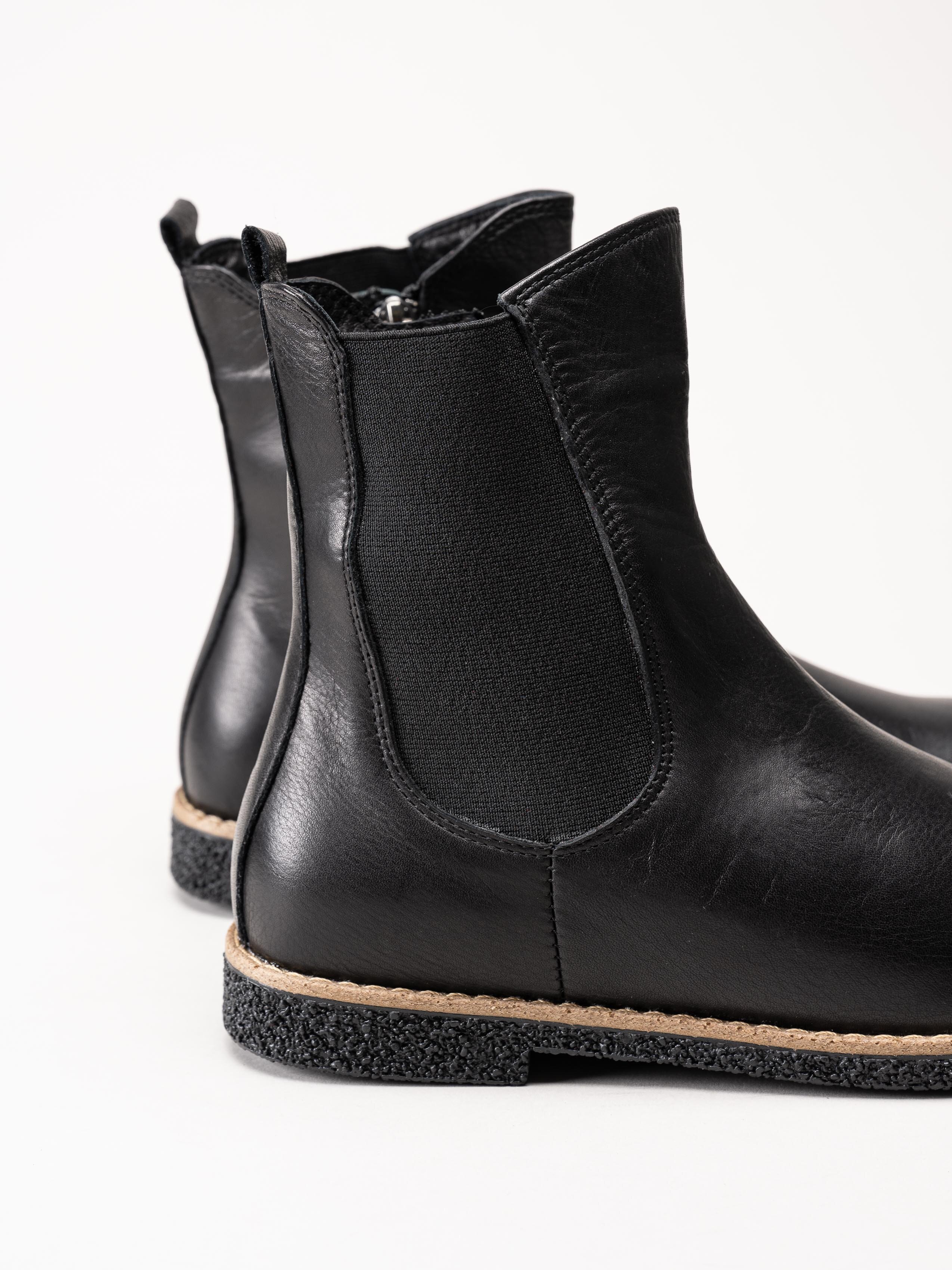 Charlotte of Sweden - Svarta chelsea boots i skinn