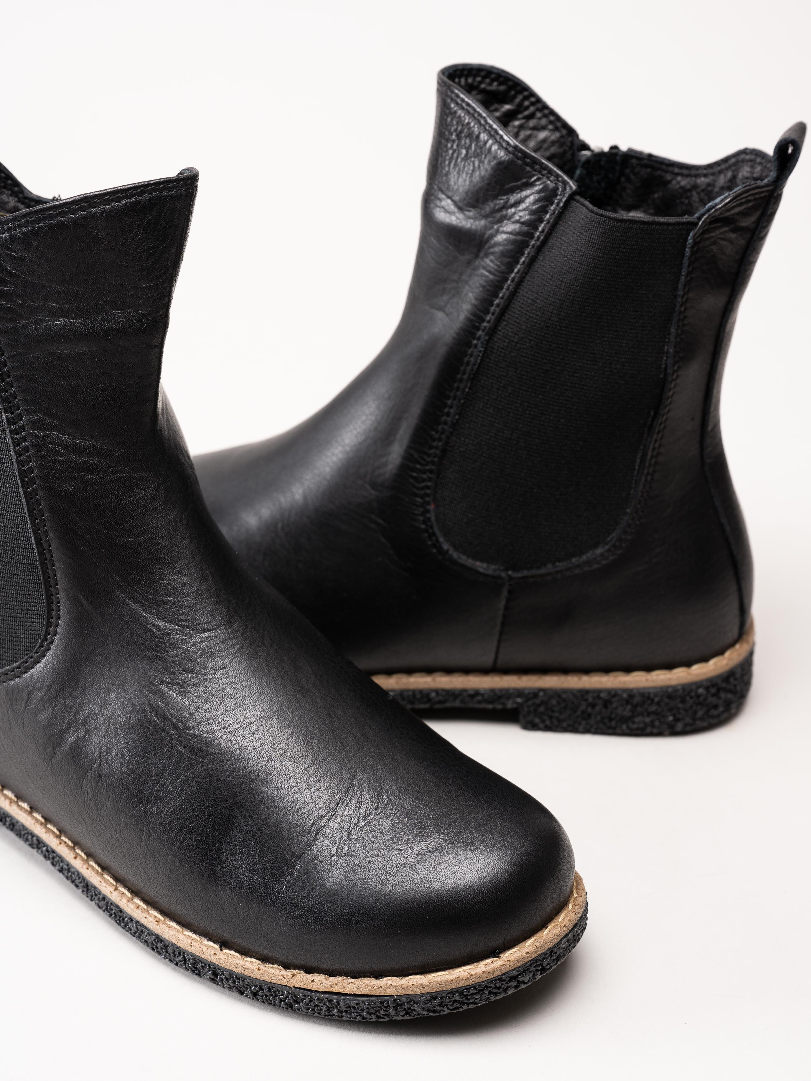 Charlotte of Sweden - Svarta chelsea boots i skinn