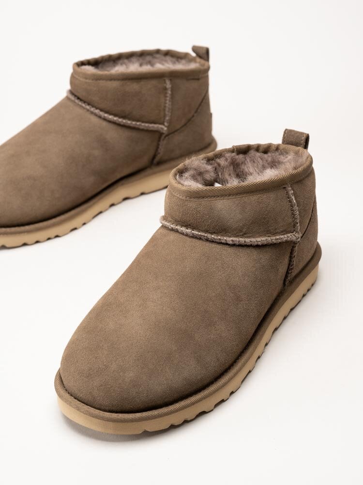 UGG - M Classic Ultra Mini - Bruna låga vinterboots i mocka