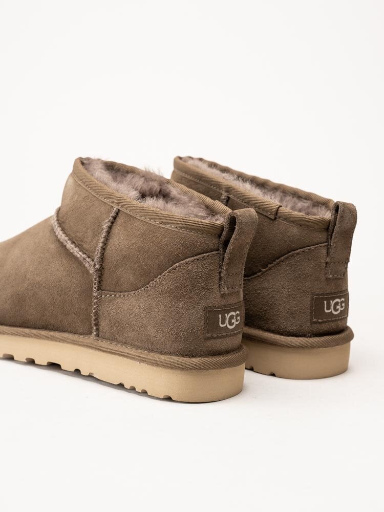 UGG - M Classic Ultra Mini - Bruna låga vinterboots i mocka