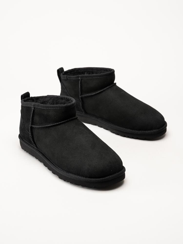 UGG - M Classic Ultra Mini - Svarta låga vinterboots i mocka